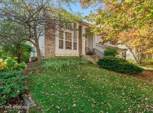 927 Concord Cir, Mundelein, IL 60060
