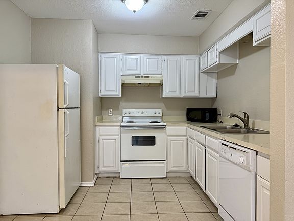 3rd image of 2057 W Walnut St Unit D