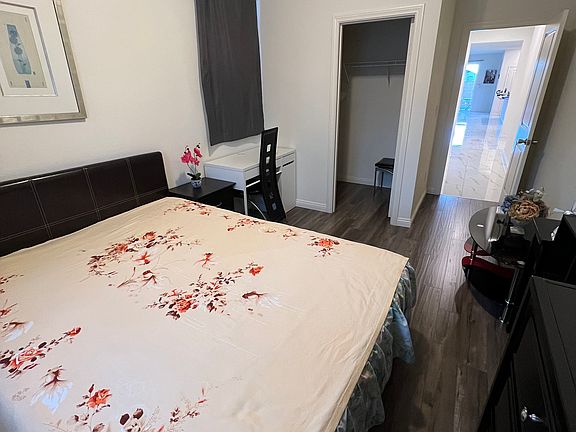 Bedroom with walk-in Closet