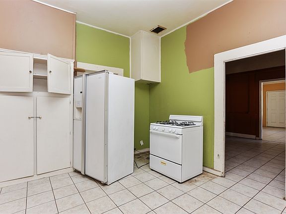 3rd image of 2049 W Yosemite Ave