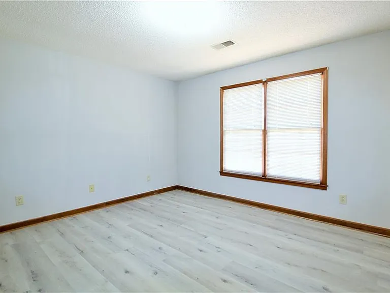 585 Wayside Dr — Photo 12