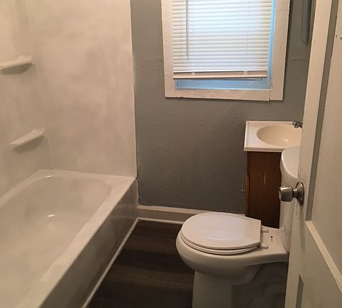 3rd image of 1643 N Tacoma Ave