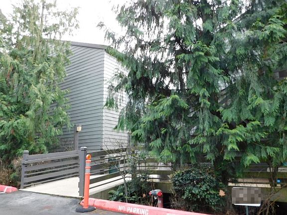 2nd image of 4 Lake Bellevue Dr APT 202