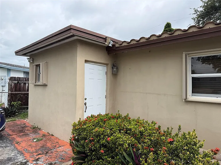 7889 NW 174th St #STUDIO — Photo 9