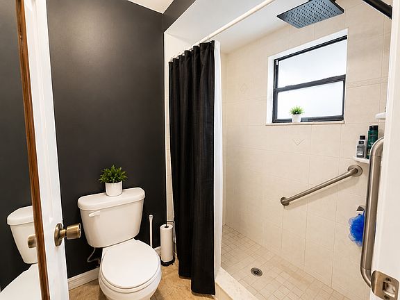 5th image of 5916 Forest Ln