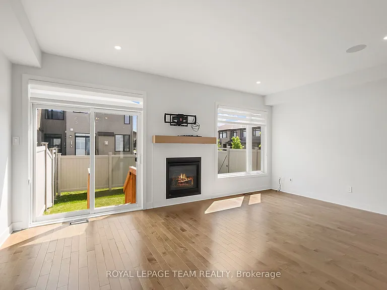799 Cairn Cres — Photo 31