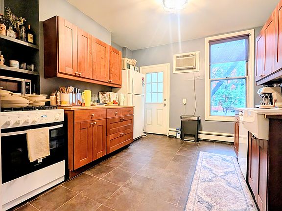 5th image of 223 Monroe St #1
