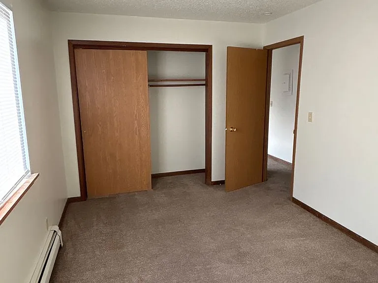 1012 E Burlington St — Photo 14