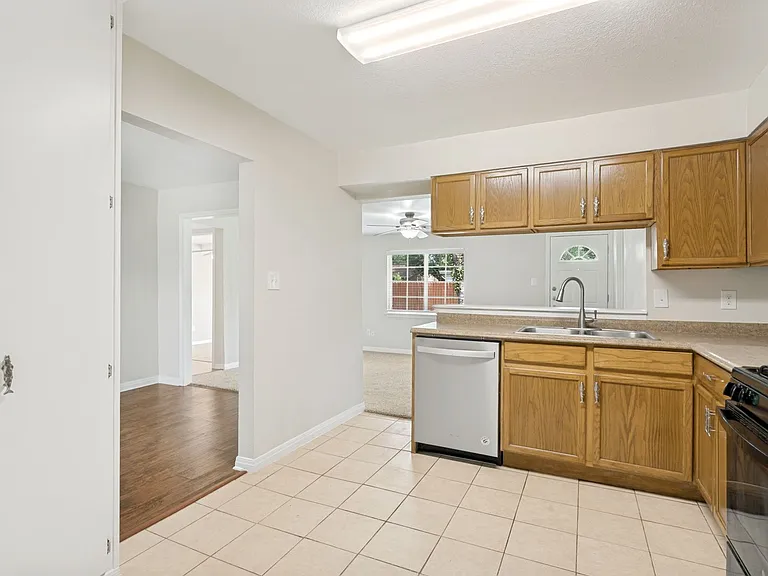163 Antrim Dr — Photo 11