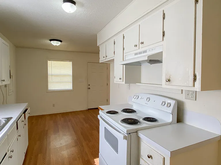 715 Live Oak St — Photo 6