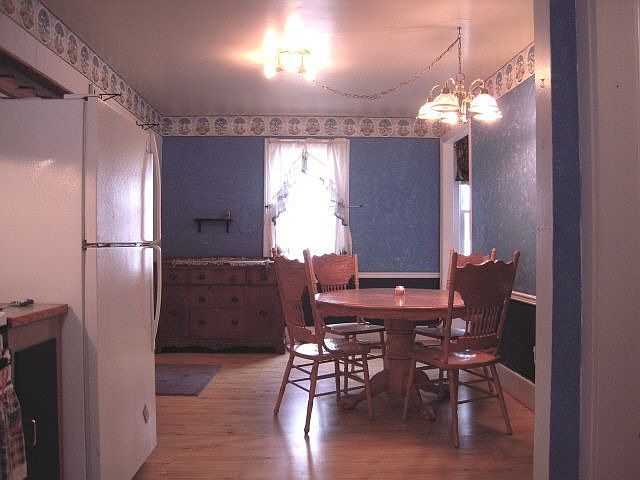 Dining area w/woodgrain laminate floor