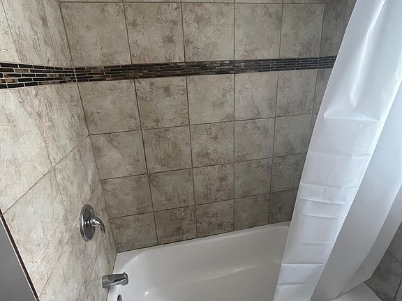 4th image of 4838 N Avers Ave #1