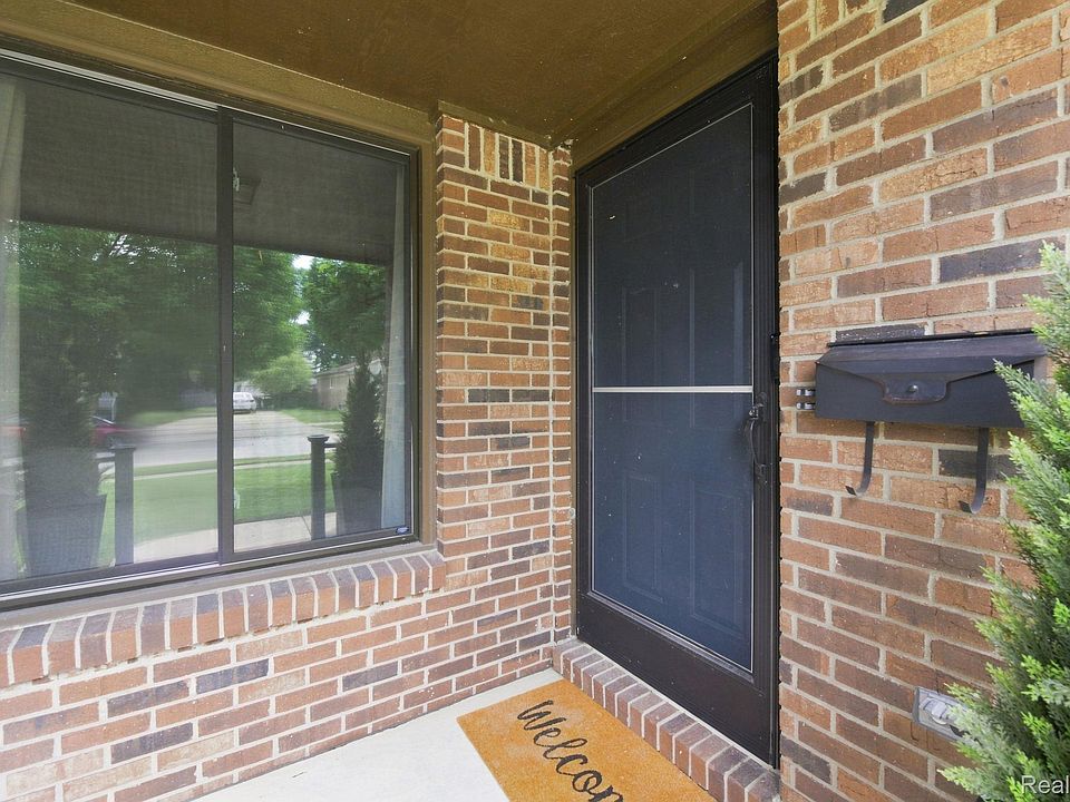 22733 Ridgeway St, photo 4