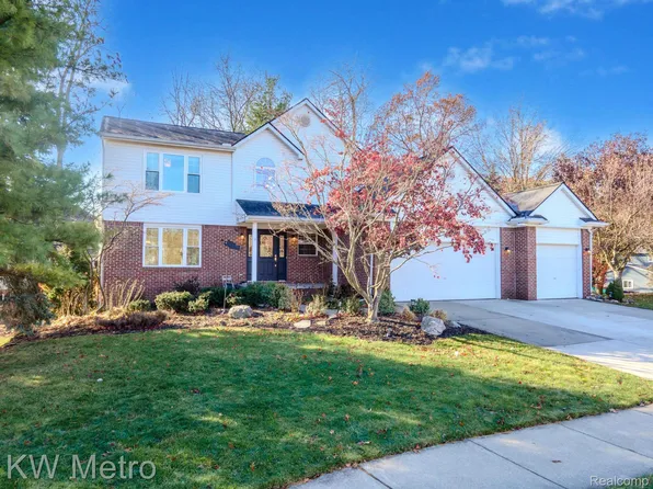 301 Ryan Ct, Walled Lake, MI 48390