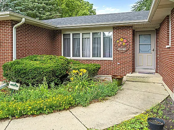 4 bed, 2026 sqft, $2,980 — Photo 3