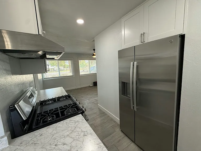 2206 W Vista Ave #B — Photo 4