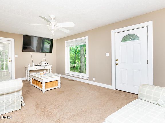 4th image of 10811 Harrison Ln