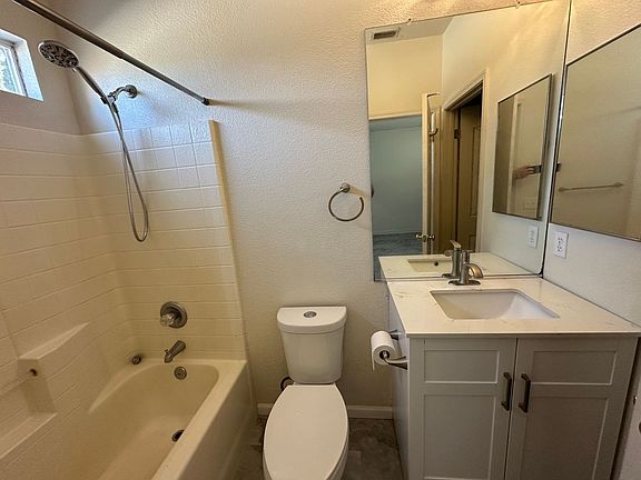 5th image of 3138 Saginaw St