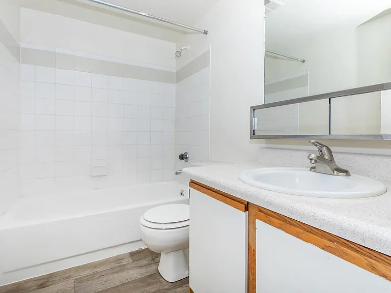 Broadmoor Apartments — Photo 6
