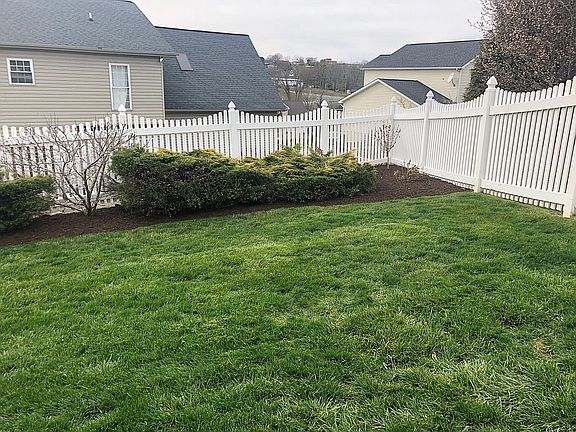 3rd image of 141 Leonard Ct