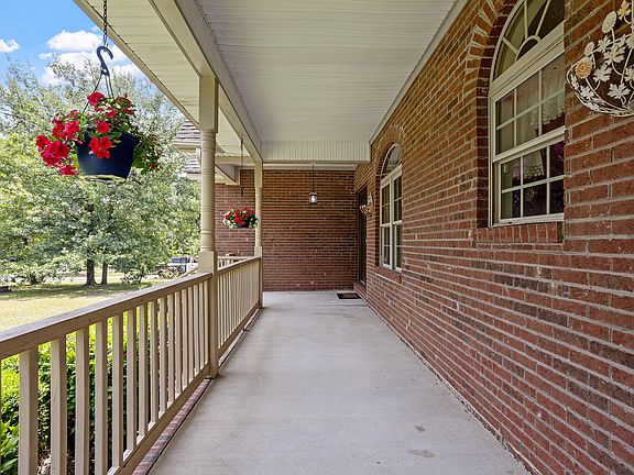 5th image of 20 Senter Ln