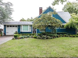 126 Friends Ln, Westbury, NY 11590
