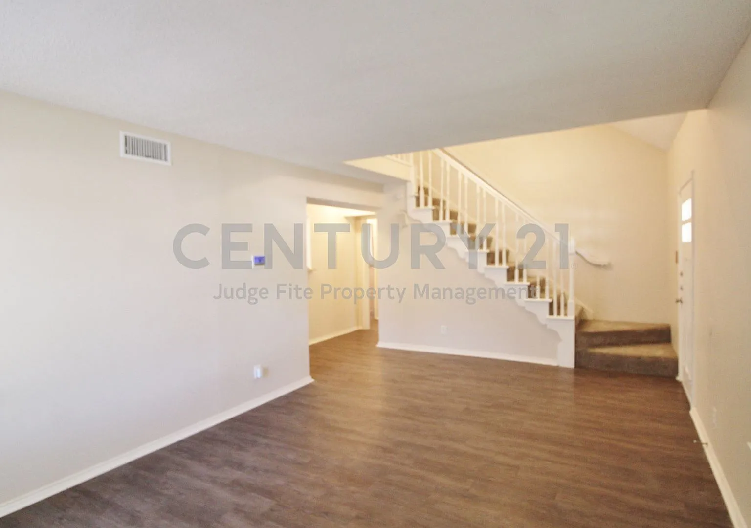 Charming 2-Story 4/2.5/2 Nestled on Corner Lot For Rent! — Photo 3