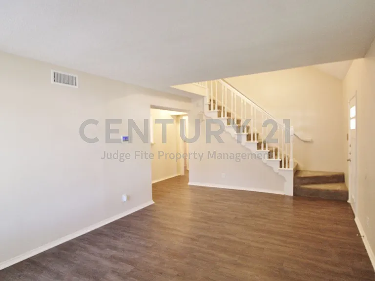 900 Valley Ridge Dr — Photo 3