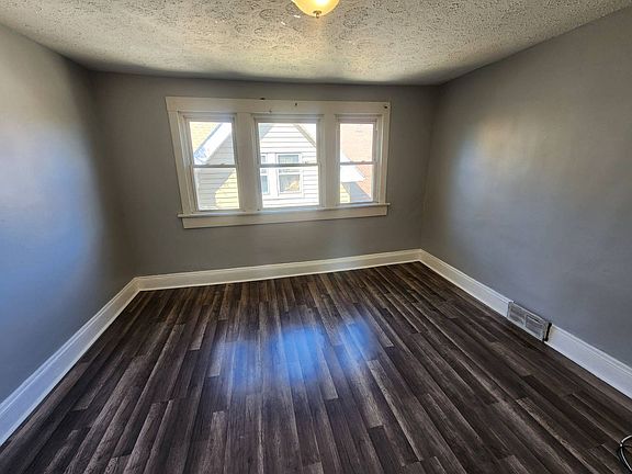 4th image of 942 Eddy Rd #3
