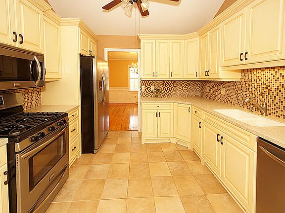 3rd image of 407 Lakeview Dr