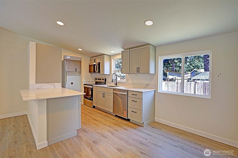 5th image of 663 Chapman Road