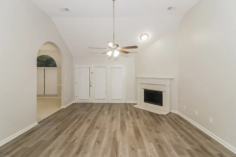 3 bed, 2.0 bath, 2364 sqft, $2,890 — Photo 4