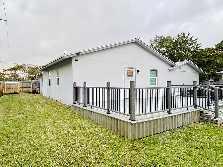 222 SE 3rd St — Photo 31