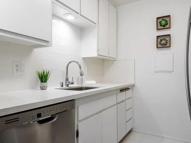 129 E Micheltorena St #6 — Photo 3