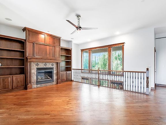 4th image of 821 N Woodstone Dr