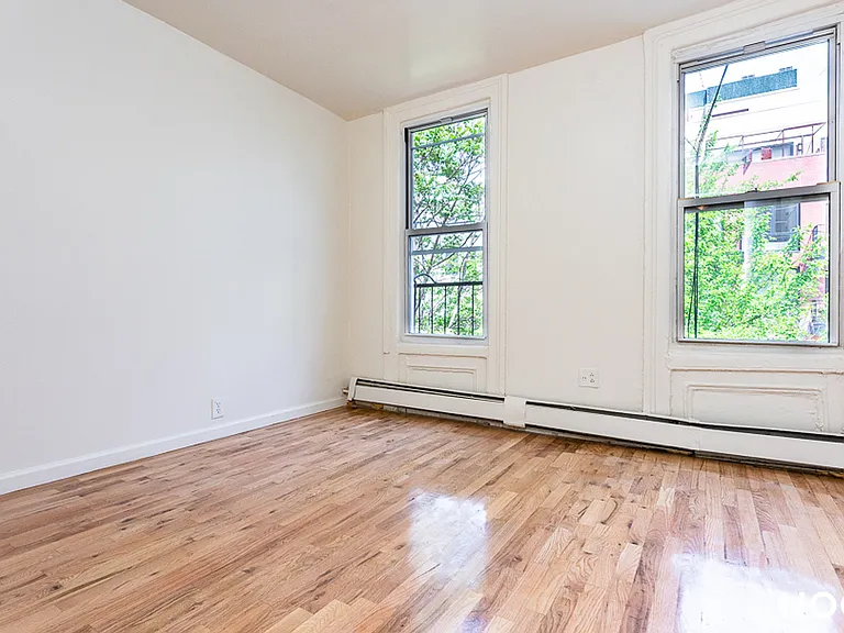 33 Montrose Ave #3T — Photo 4