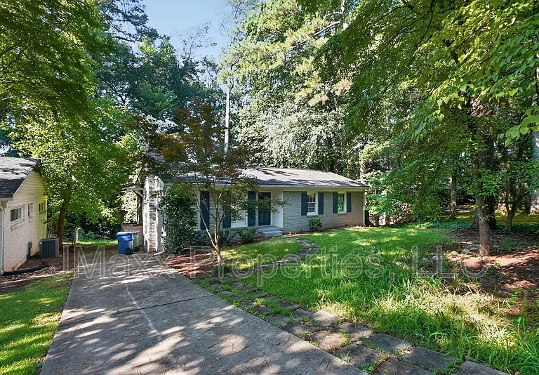 807 Cardova Dr NE — Photo 3