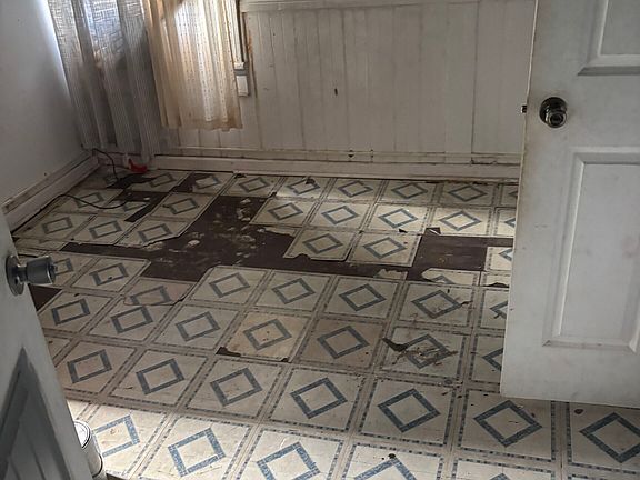 4th image of 986 Maple St