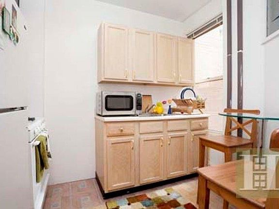 5th image of 246 E 53rd St APT 18