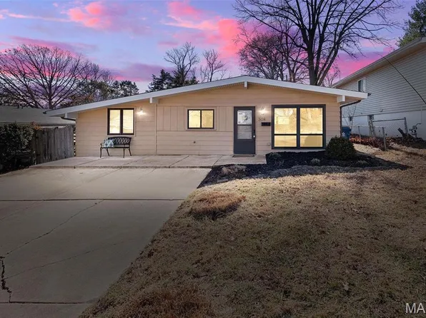 308 Saint Lawrence Dr, Ballwin, MO 63021