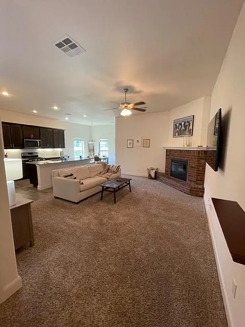 3 bed, 1655 sqft, $1,900 — Photo 3