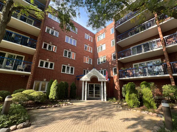 6755 N Milwaukee Ave APT 306, Niles, IL 60714