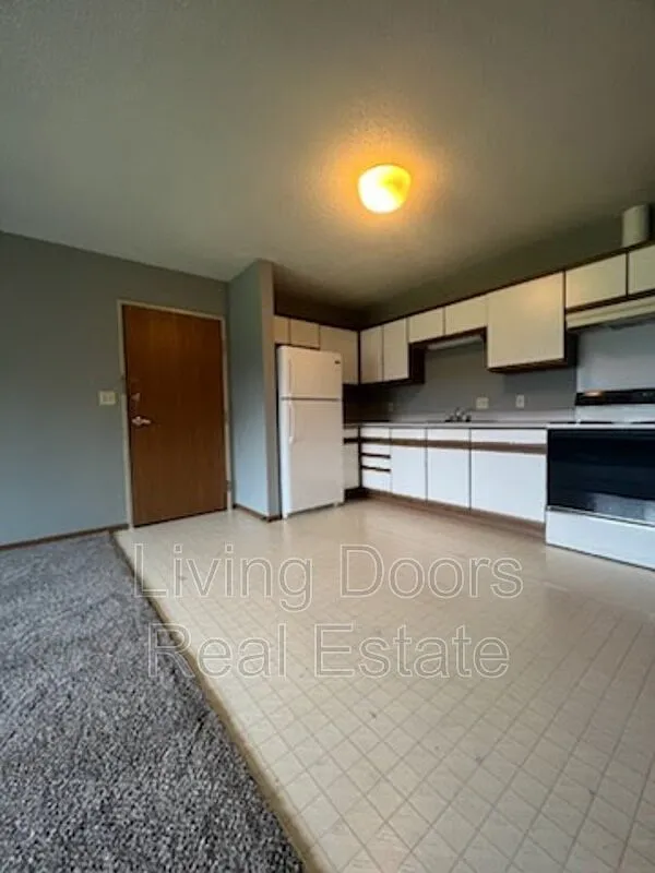 2 bed, 1.0 bath, $685 — Photo 2