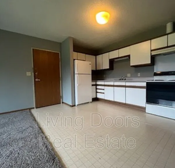 607 S Washington St #8 — Photo 2