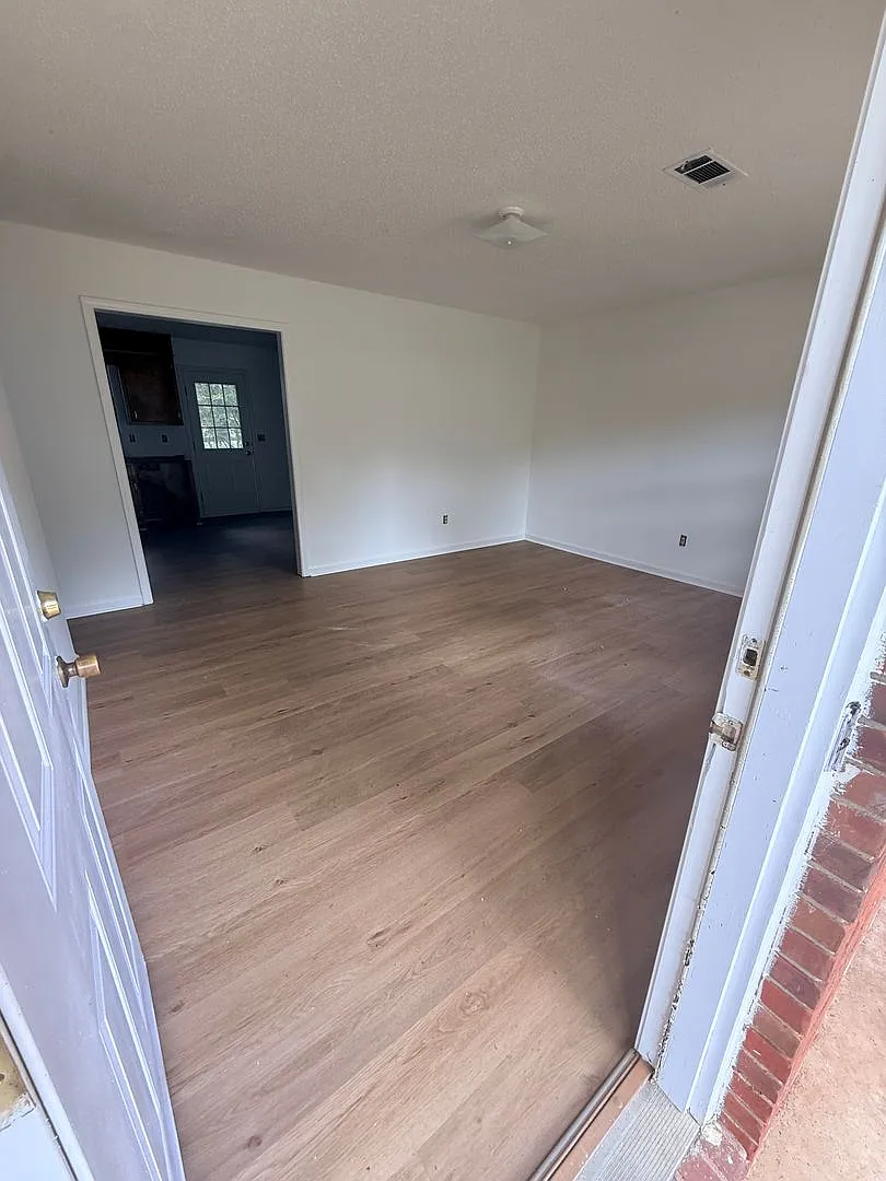 Renovated home on corner lot — Photo 3