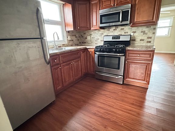 4th image of 231 Cambridge Ave #1L