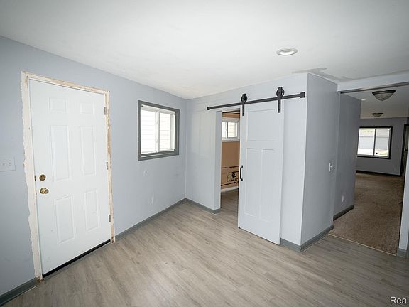 5th image of 25143 Fern St