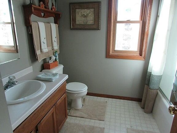 3rd image of 802 Royal Dr