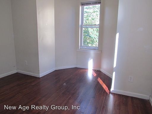4th image of 305 N 41st St