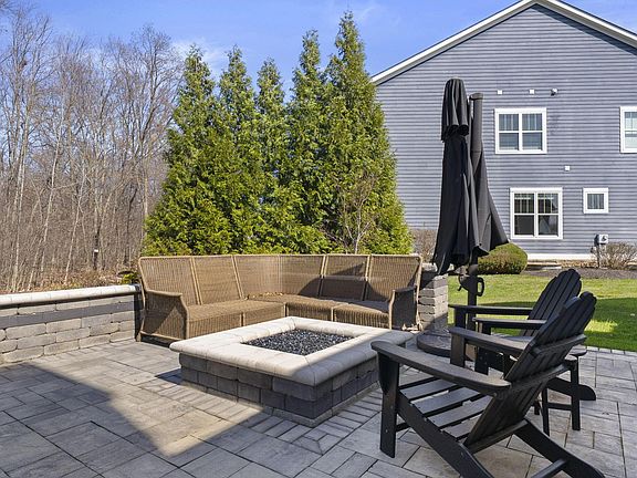 5th image of 10677 Arrowwood Dr